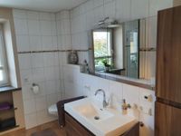 Ferienhaus am Donauspitz - gro&szlig;es Bad mit Dusche, Badewanne, Fenster, Waschbecken und WC