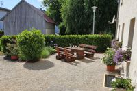 gem&uuml;tliche Sitzecke im Vorgarten des Ferienhauses am Donauspitz